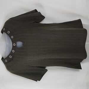 🌟Per Seption Women's Green Short-sleeve Shirt with Jeweled Riveted Neckline🌟